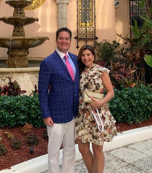 Jon y Lauren Cotton de Grosse Pointe están comprando un restaurante y hotel en el norte de Michigan a Stafford Hospitality Group, un acuerdo que se espera cerrar en enero de 2024. Jon Cotton compró el hotel Iroquois en la isla Mackinac en 2020.
