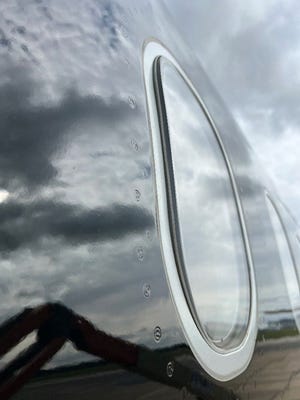 Imagen de la ventana lateral izquierda del avión extraída del boletín especial de la División de Investigación de Accidentes Aéreos del Reino Unido del 3 de noviembre de 2023 sobre un incidente en el que varias ventanas de la cabina de un Airbus A321 fueron disparadas con la alta potencia utilizada durante el rodaje y las luces resultaron dañadas. evento. Los daños se descubrieron tras el despegue del siguiente vuelo del avión.
