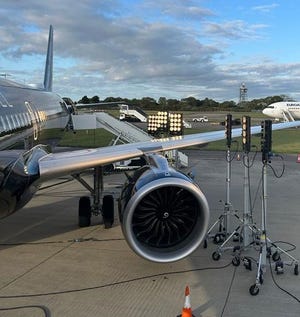 Imagen de un reflector en el lado izquierdo del avión del Boletín especial de la Subdivisión de Investigación de Accidentes Aéreos del Reino Unido del 3 de noviembre de 2023 sobre un incidente reciente en el que varias ventanas de la cabina de un Airbus A321 resultaron dañadas durante las luces de alta potencia. Evento de rodaje. Los daños se descubrieron tras el despegue del siguiente vuelo del avión.