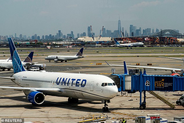 United Airlines implementó un nuevo plan llamado WILMA, que significa Window-Middle-Aisle. El objetivo es dejar dos minutos para el proceso de embarque de cada vuelo.