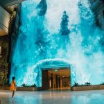 El mejor aeropuerto del mundo recibe una importante renovación, con una increíble cascada digital de 46 pies de altura y un barman robot que sirve cócteles gratis.