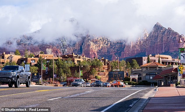 Según la Cámara de Comercio y Turismo de Sedona, los 10.000 residentes de Sedona están ahora expuestos a un promedio de 3 millones de visitantes al año y a poco más de 8.000 diarios.