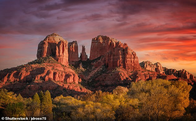 Dentro de la MECCA de la Nueva Era de Arizona: Cómo Sedona LA se convirtió en un paraíso para los hippies y personas influyentes: atrae a tres millones de visitantes anuales a las tiendas de cristal, las piedras rojas ‘curativas’ y los productos de las cuevas… impulsando una campaña antiturística por parte de lugareños enojados