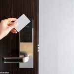 Lo primero que hacen los turistas cuando llegan a su habitación de hotel es revelar lo que hacen (entonces, ¿comprueba si hay chinches de inmediato?).