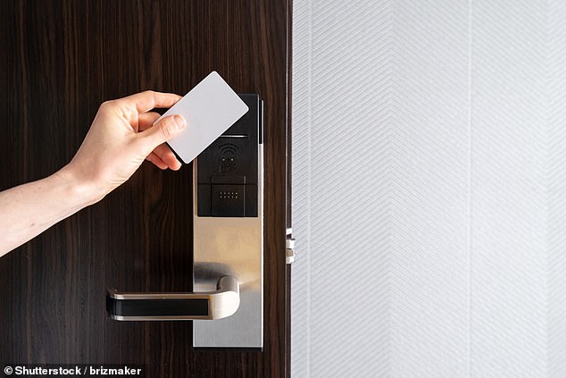 Lo primero que hacen los turistas cuando llegan a su habitación de hotel es revelar lo que hacen (entonces, ¿comprueba si hay chinches de inmediato?).