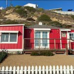 Una escapada a la playa a buen precio en California: Las cabañas frente al mar de estilo artesanal construidas durante la Gran Depresión a lo largo de playas vírgenes han tenido un gran éxito y reciben a los huéspedes por tan solo $49 la noche.