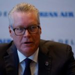 El director ejecutivo de Delta, Ed Bastian, critica el ‘complicado’ proceso de embarque del nuevo avión de United: ‘Simplemente abordar a la gente’ es lo más rápido