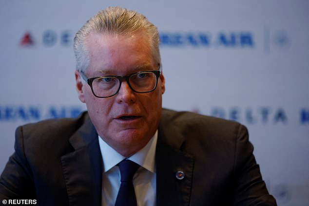 El director ejecutivo de Delta, Ed Bastian, critica el ‘complicado’ proceso de embarque del nuevo avión de United: ‘Simplemente abordar a la gente’ es lo más rápido