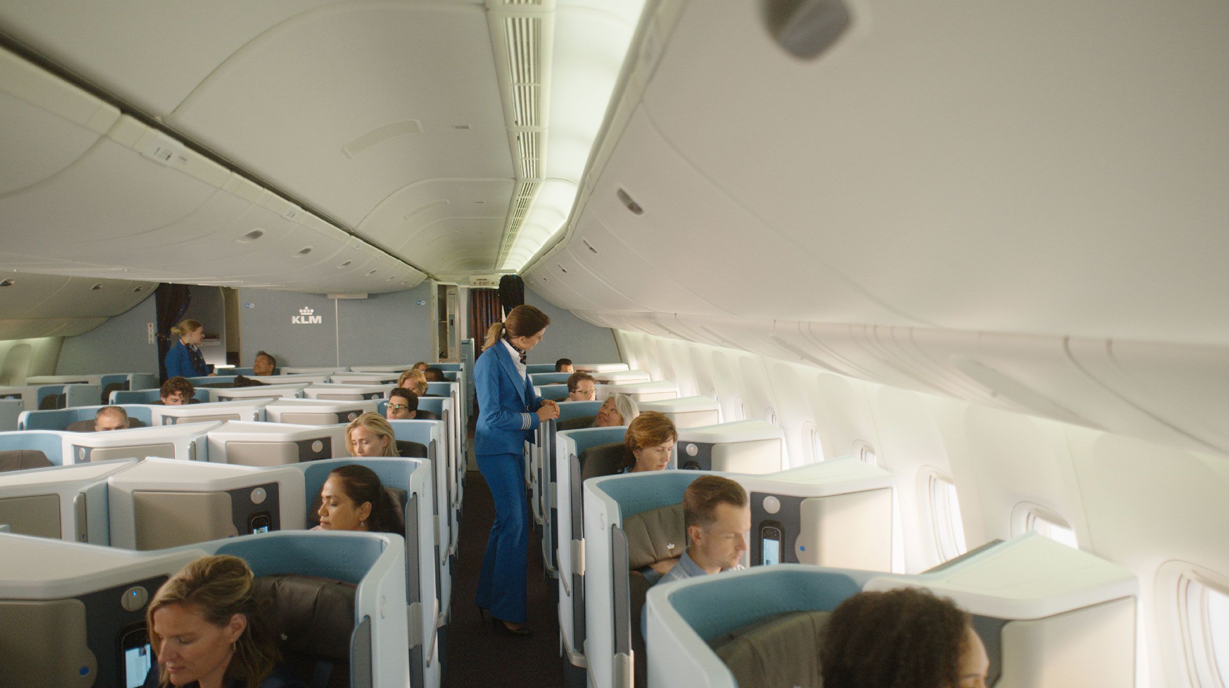 Los nuevos asientos de clase business de KLM son entre un 10% y un 15% más ligeros que otros asientos similares de clase business, afirma la aerolínea. Los asientos cuentan con soporte inferior ajustable y masaje de espalda.