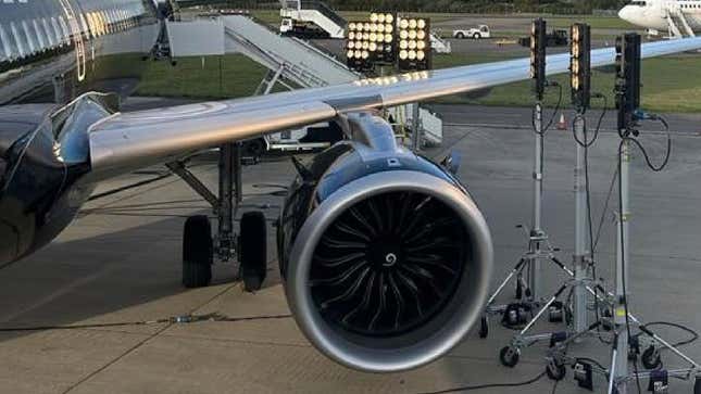 El avión despegó, alcanzando los 15.000 pies sin las ventanillas.