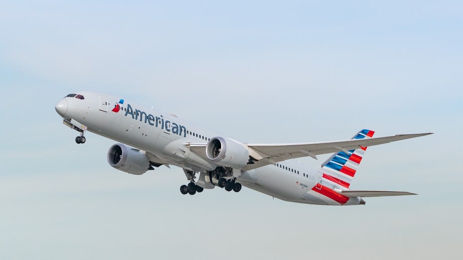 Madre de Florida dice que American Airlines ‘extravió’ a sus niños y luego los puso en una habitación similar a una ‘celda de cárcel’