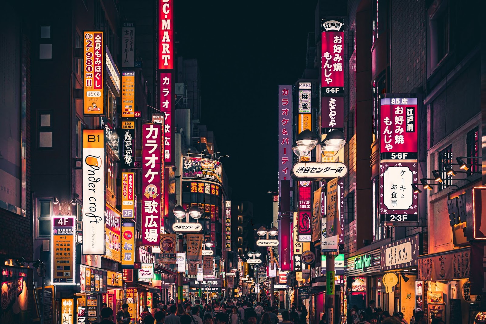 Calle del centro de Tokio Una bulliciosa calle de la ciudad de Tokio, Japón.