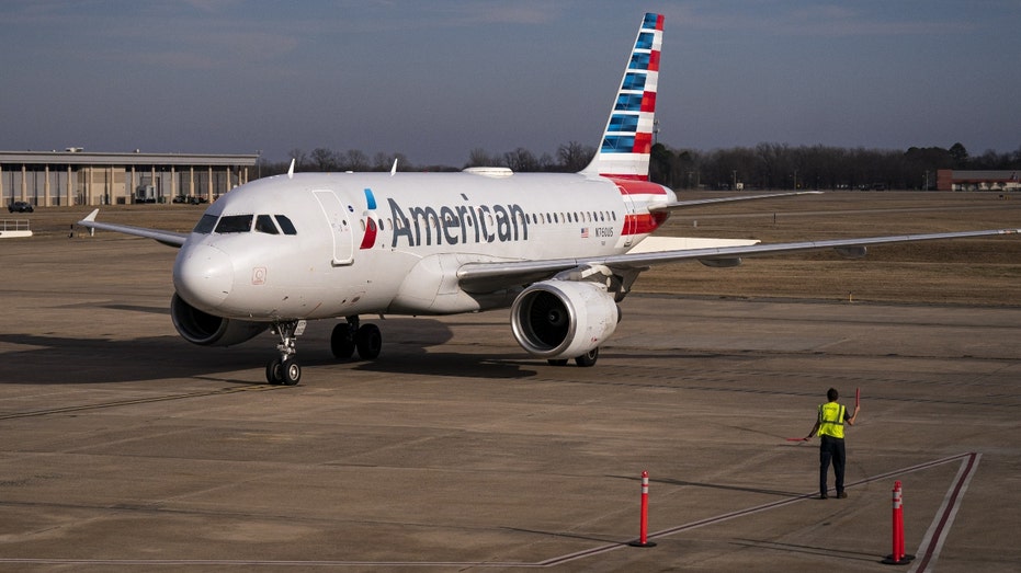 Un avión de American Airlines llega hasta la puerta del Aeropuerto Nacional Bill y Hillary Clinton en Little Rock, Arkansas.