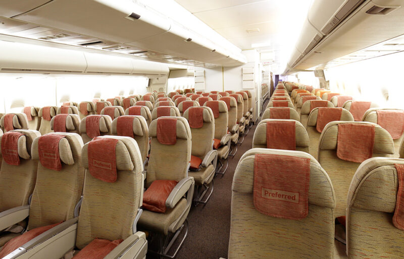 Un avión con muchos asientos.