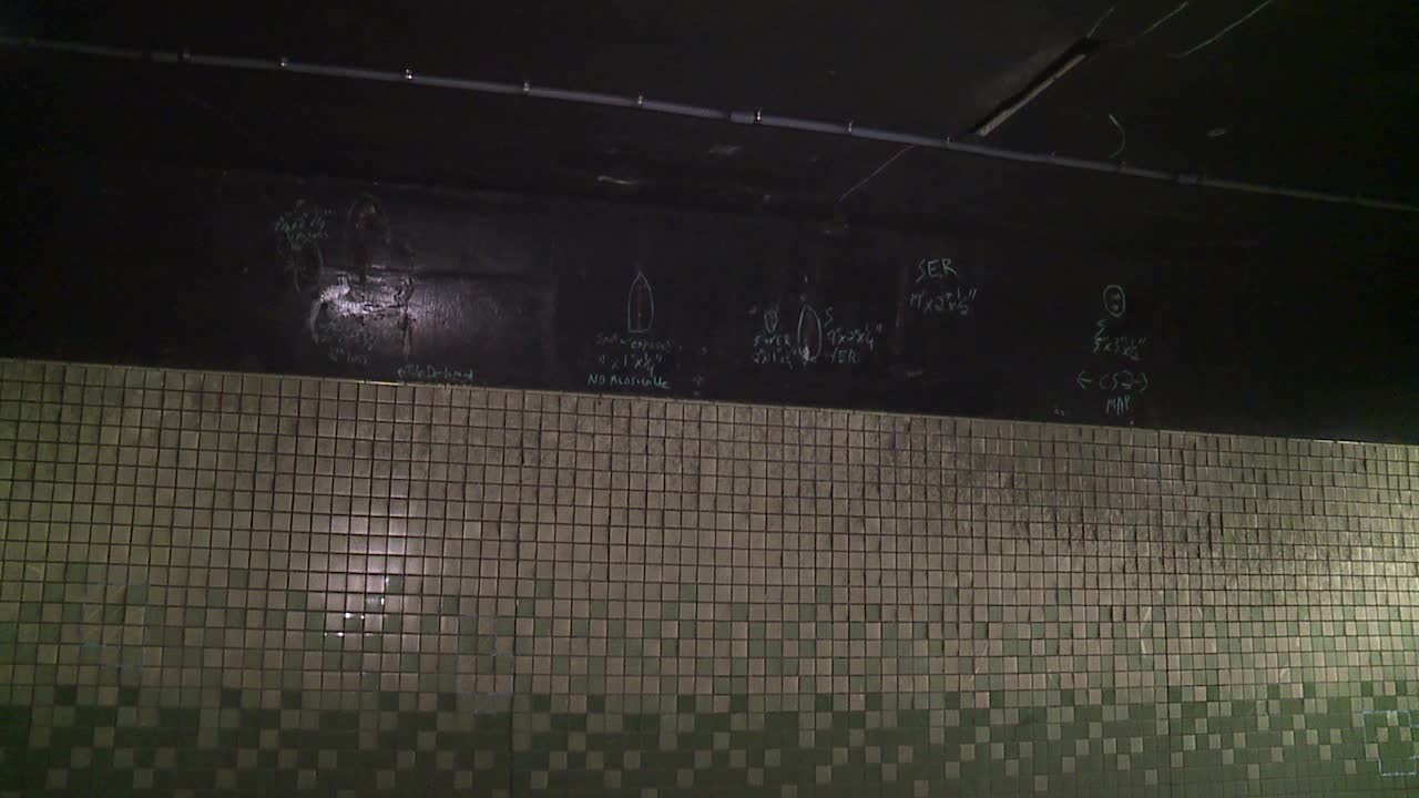 Barras dañadas marcan áreas cerca del túnel Wilson el viernes 10 de noviembre de 2023 en Kaneohe, Hawaii.