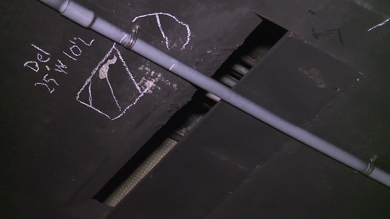 Barras dañadas marcan áreas cerca del túnel Wilson el viernes 10 de noviembre de 2023 en Kaneohe, Hawaii.