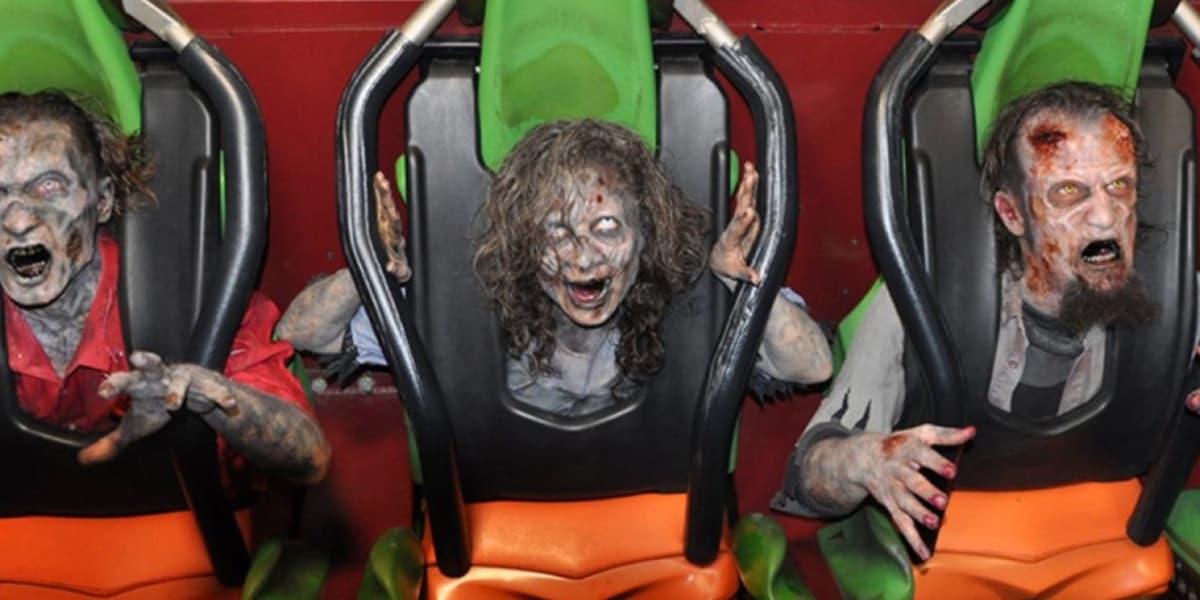 Zombis en una montaña rusa en Six Flags Fright Fest
