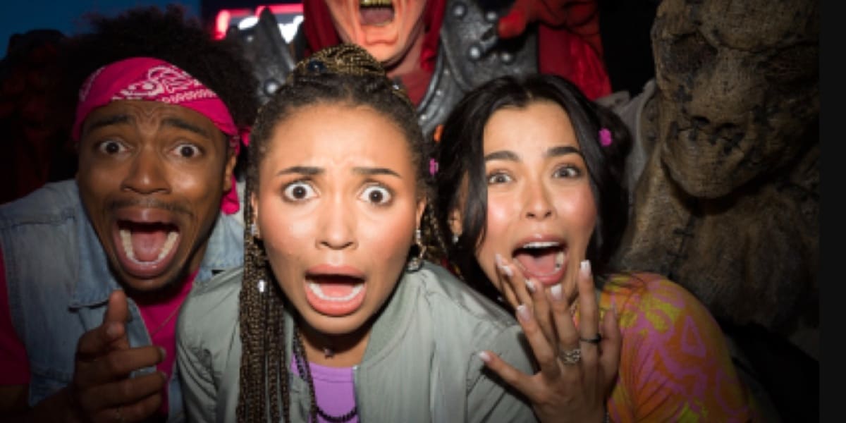 Los invitados al Six Flags Fright Fest están siendo asustados por actores de terror.