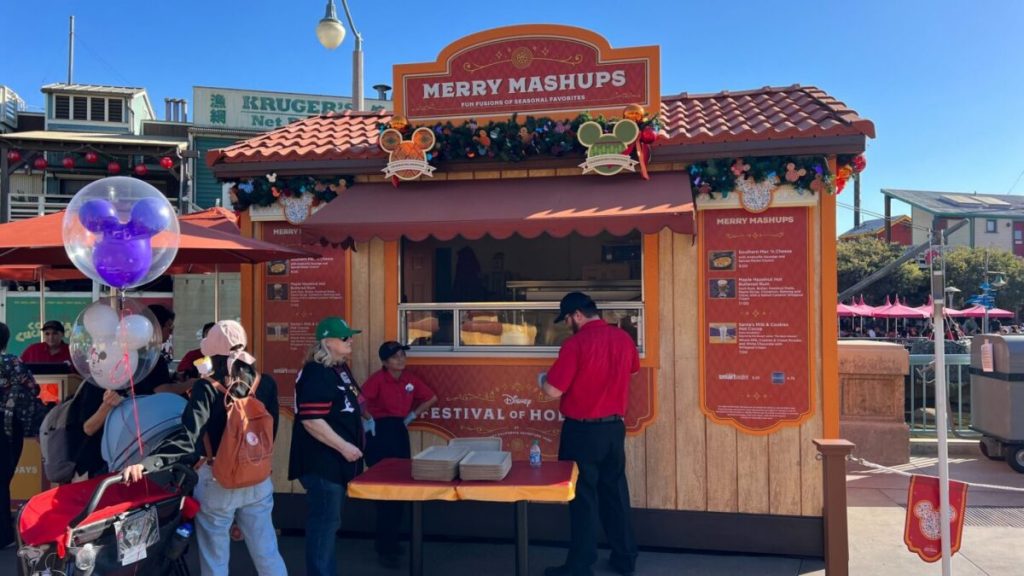 Reseña: Merry Mashups Disney California Adventure ofrece chocolate caliente inspirado en ‘Papá Noel’ para la temporada navideña de 2023.