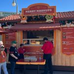 Reseña: Merry Mashups Disney California Adventure ofrece chocolate caliente inspirado en ‘Papá Noel’ para la temporada navideña de 2023.