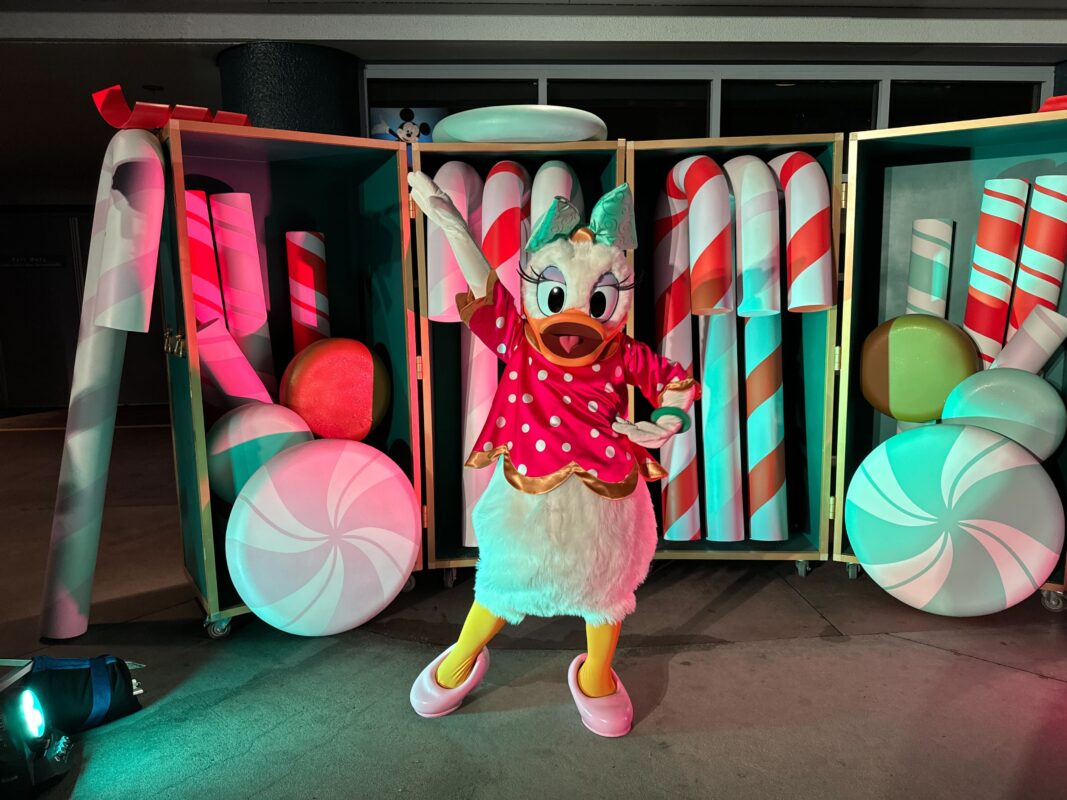 Los Jollywood Knights del DHS se encuentran y saludan a Daisy 1.