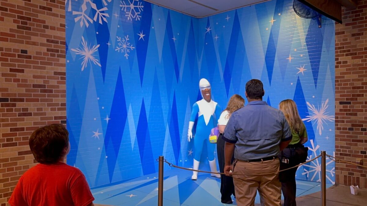 DHS Jollywood Nights conoce y saluda a Frozone 2.