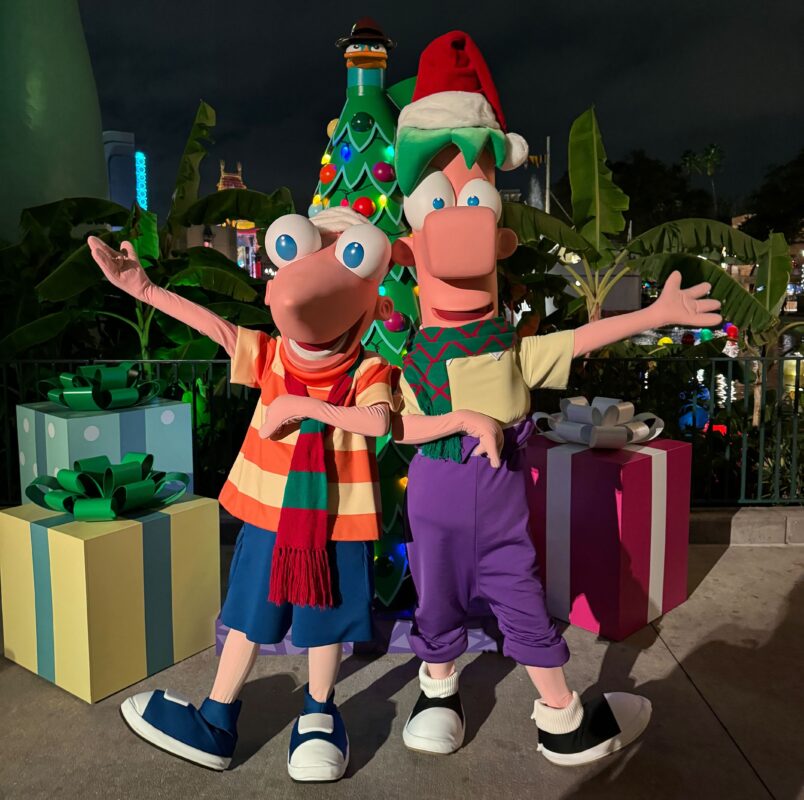 Los Jollywood Knights del DHS se encuentran y saludan a Phineas y Ferb 1.