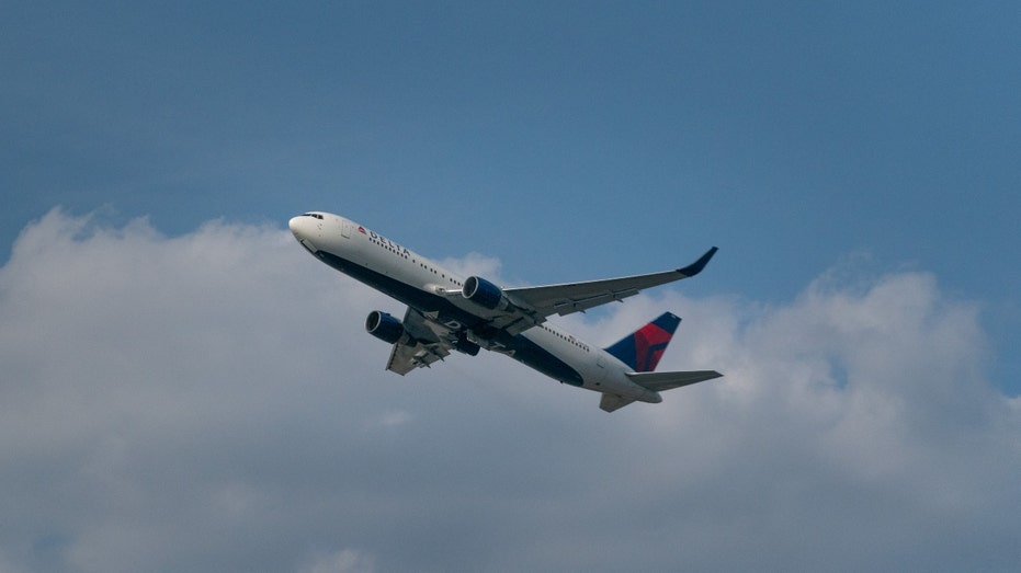 Un avión de Delta Airlines Inc. sale del Aeropuerto Internacional Hartsfield-Jackson de Atlanta.