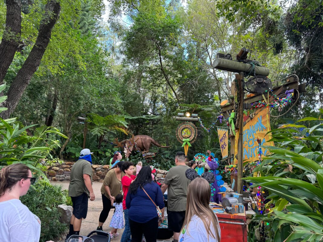 El personaje navideño de Disneys Animal Kingdom 2023 conoce y saluda a Chip y Dale 1