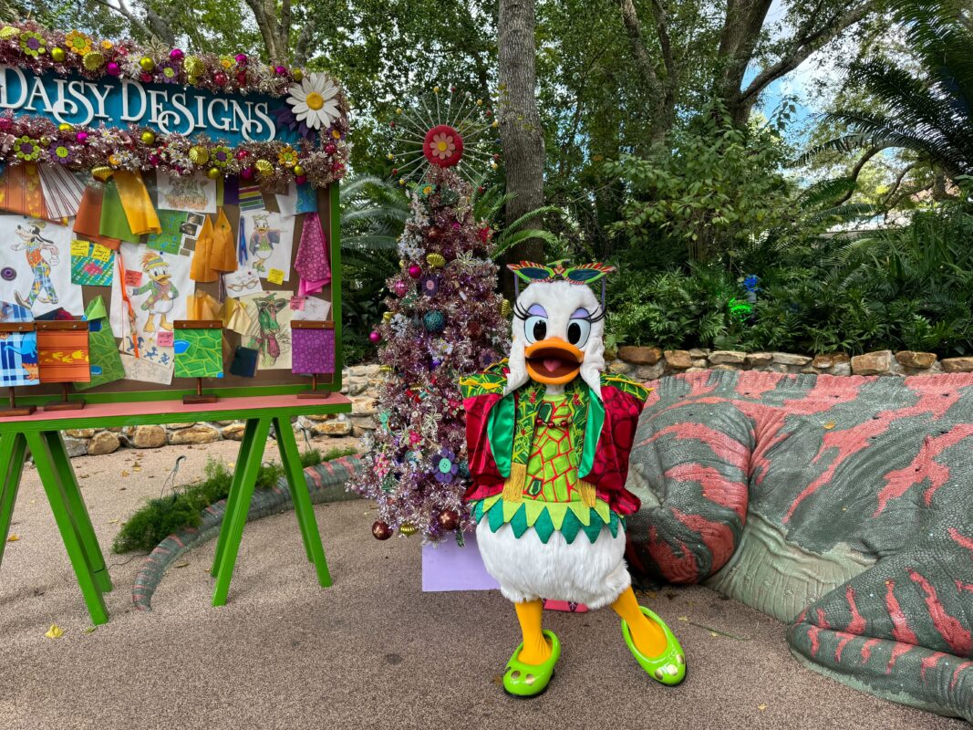 El personaje navideño de Disneys Animal Kingdom 2023 conoce y saluda a Daisy 4