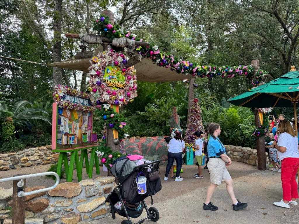 FOTOS: Los disfraces navideños de Mickey y sus amigos llegan al Meet and Greet de Disney’s Animal Kingdom