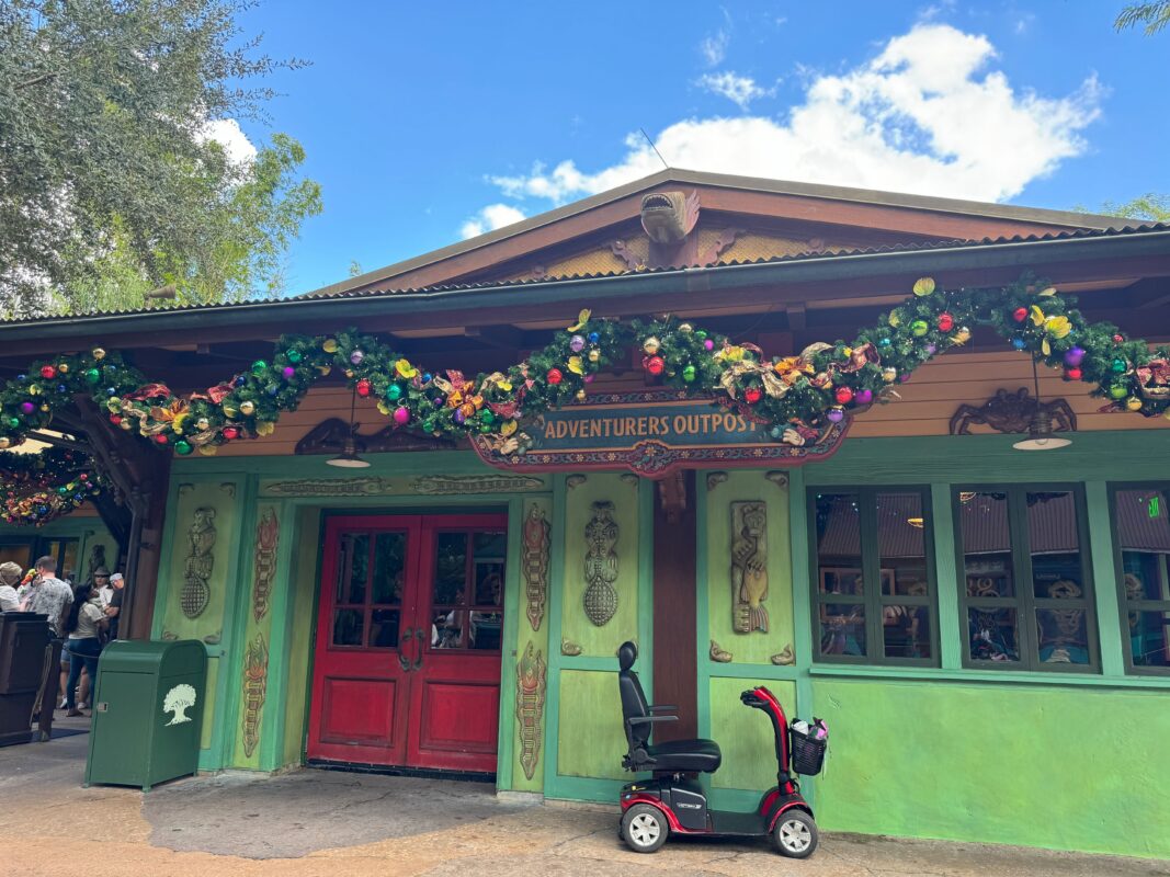 Los personajes navideños de Disney's Animal Kingdom 2023 conocen y saludan a Mickey y Minnie 5