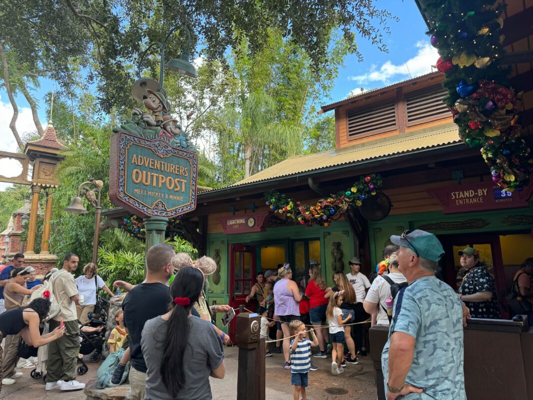 Los personajes navideños de Disney's Animal Kingdom 2023 conocen y saludan a Mickey y Minnie 6