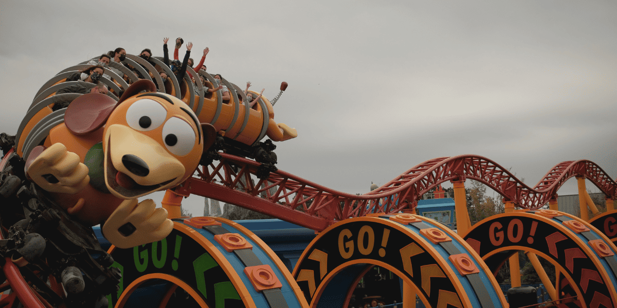 Una montaña rusa con temática de Toy Story con invitados de Disney en Disney World