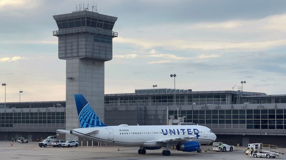 Se ve un Airbus 320-232 de United Airlines estacionado en el Aeropuerto Internacional Dulles Washington.