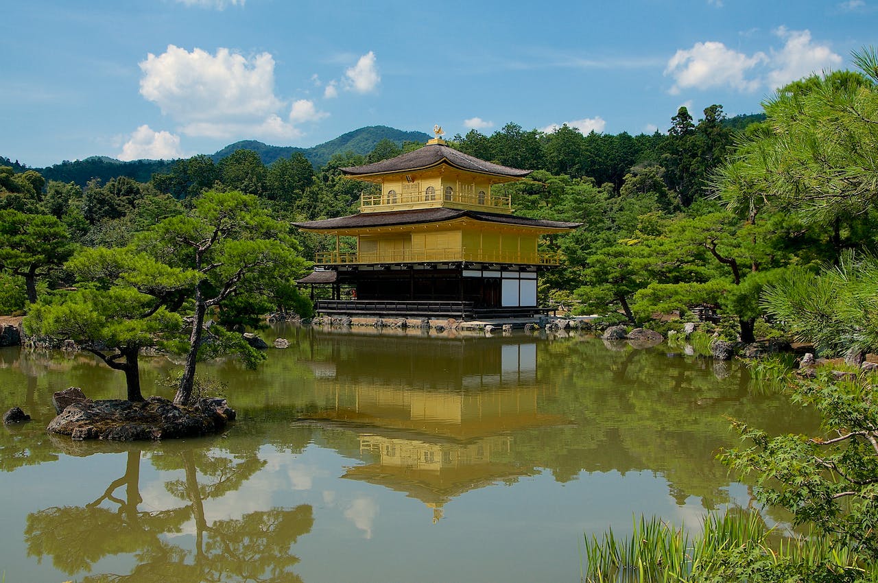 Agua y árboles junto al templo Kankakuji El templo Kankakuji está rodeado de árboles y agua.