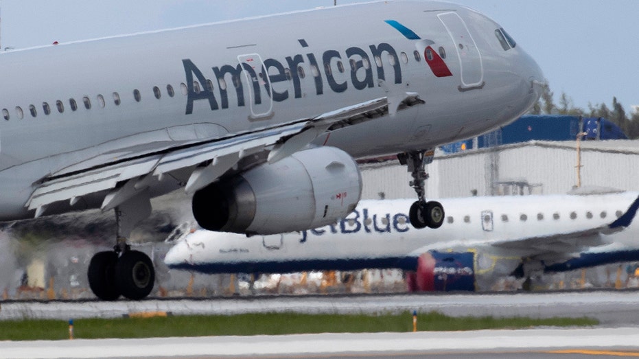 Una American Airlines y un avión JetBlue en la pista.