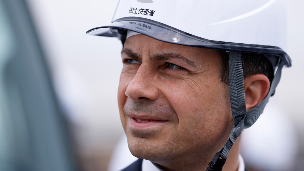 Peter Buttig, Secretario de Transporte de Estados Unidos, visita una terminal marítima en el muelle Honmoku, el lunes 19 de junio de 2023, en Yokohama, Japón.  Buttigieg dijo que Estados Unidos debería tomar medidas para reducir la ventaja de China en las baterías utilizadas para impulsar vehículos eléctricos, y dijo que está desarrollando capacidad de refinación de materiales clave. 