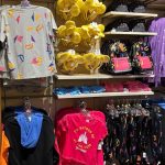 La nueva colección de disfraces retro lleva a Disneyland Resort a los años 90.