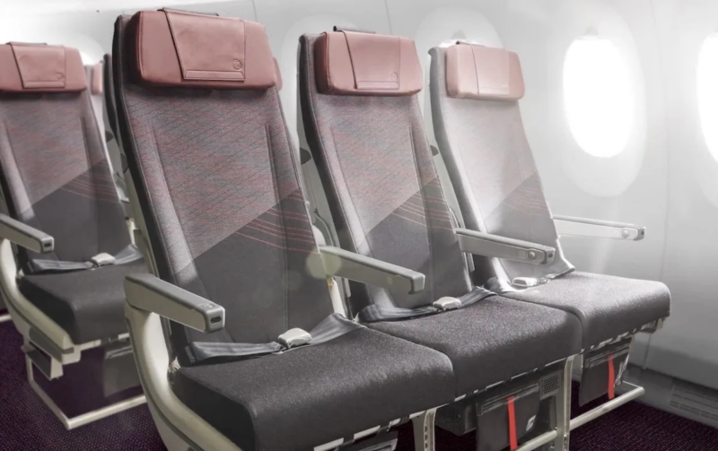 Una fila de asientos en un avión.