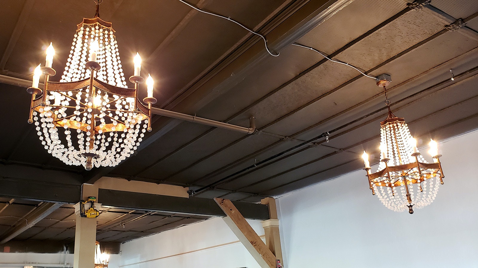 Se han creado candelabros antiguos pero modernos para iluminar la histórica Ópera Kemmerer.