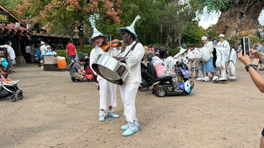 Fotos y vídeo: Merry Menagerie regresa a Disney’s Animal Kingdom para la temporada navideña de 2023