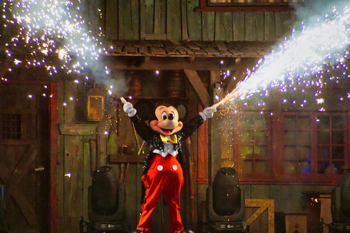 ¡Mickey dispara fuegos artificiales en Fantasmic!  En el parque Disneyland