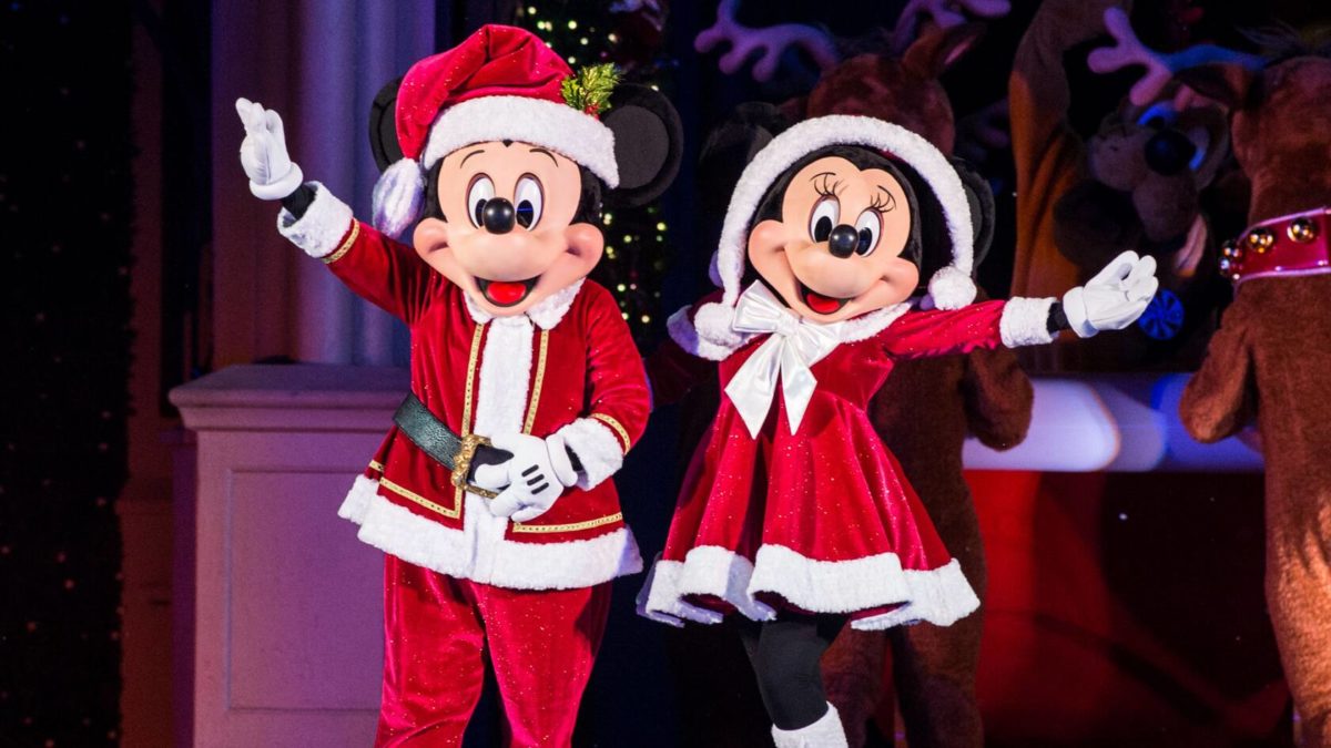 Los disfraces de Papá Noel presentan a Mickey y Minnie.