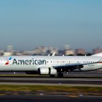 Madre de Florida alega que American Airlines ‘extravió’ a niños en una habitación similar a una cárcel durante la noche