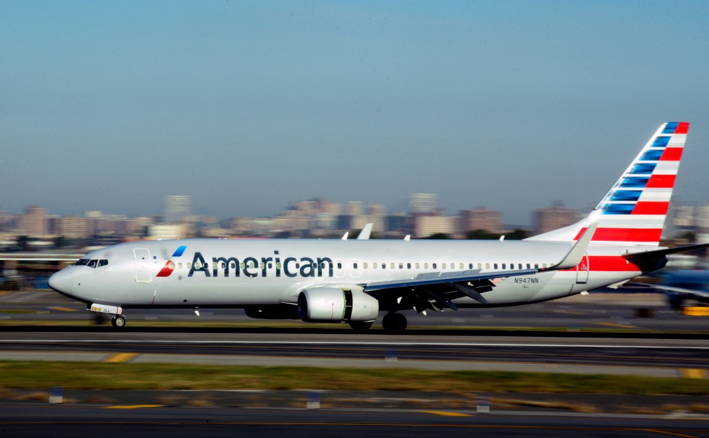 Madre de Florida alega que American Airlines ‘extravió’ a niños en una habitación similar a una cárcel durante la noche
