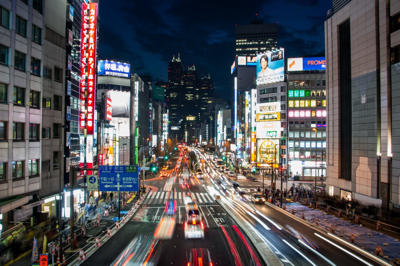 Luces de neón en Tokio Tokio, la trepidante ciudad japonesa iluminada con luces de neón.