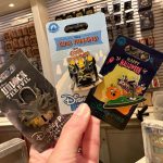 Disneyland Resort actualiza las pautas de intercambio de pines para limitar el intercambio sin cordones y prohíbe el uso de bancos para exhibiciones