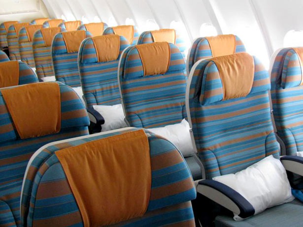 Filas de asientos en aviones.