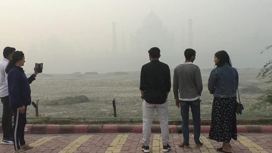 Taj Mahal envuelto en smog, turistas decepcionados